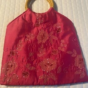 Pink satchel summer purse with wooden handles.  Snap closure. 12x13 inches